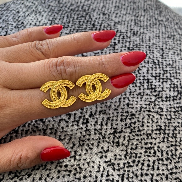 Beautiful earrings! Only 2 in stock ! 🔥🔥 - Picture 1 of 5